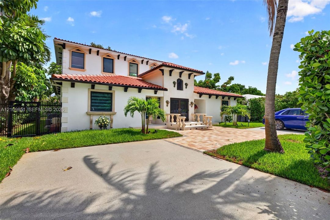 For Sale: $2,999,000 (4 beds, 4 baths, 3727 Square Feet)