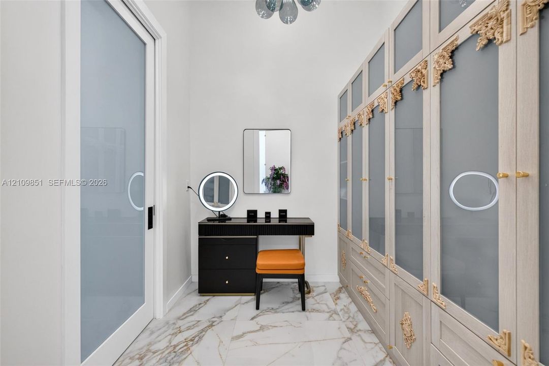 For Sale: $2,999,000 (4 beds, 4 baths, 3727 Square Feet)