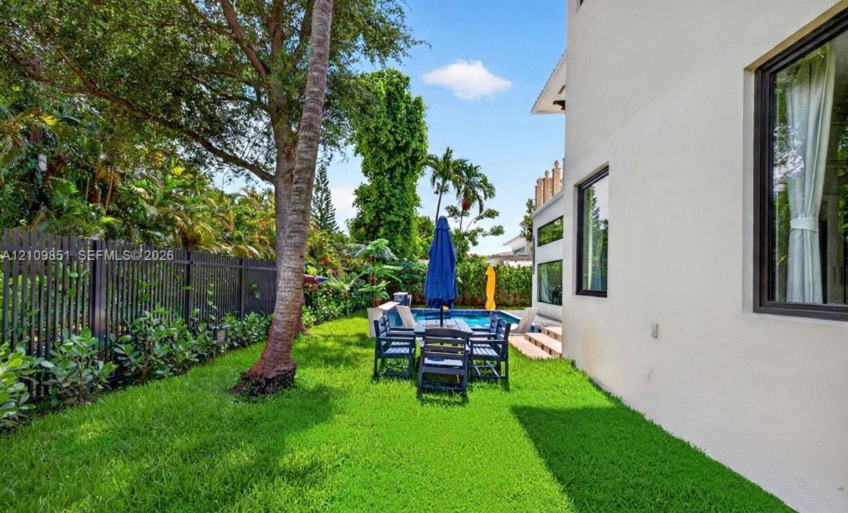 For Sale: $2,999,000 (4 beds, 4 baths, 3727 Square Feet)