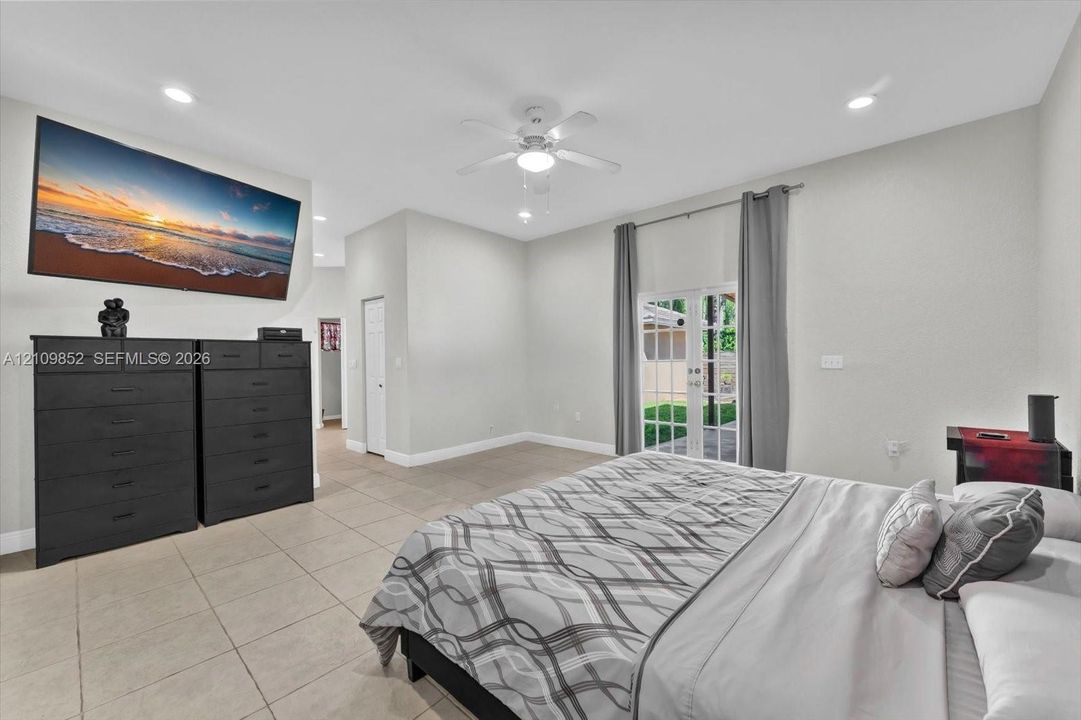 Another view of the main bedroom with high ceilings *