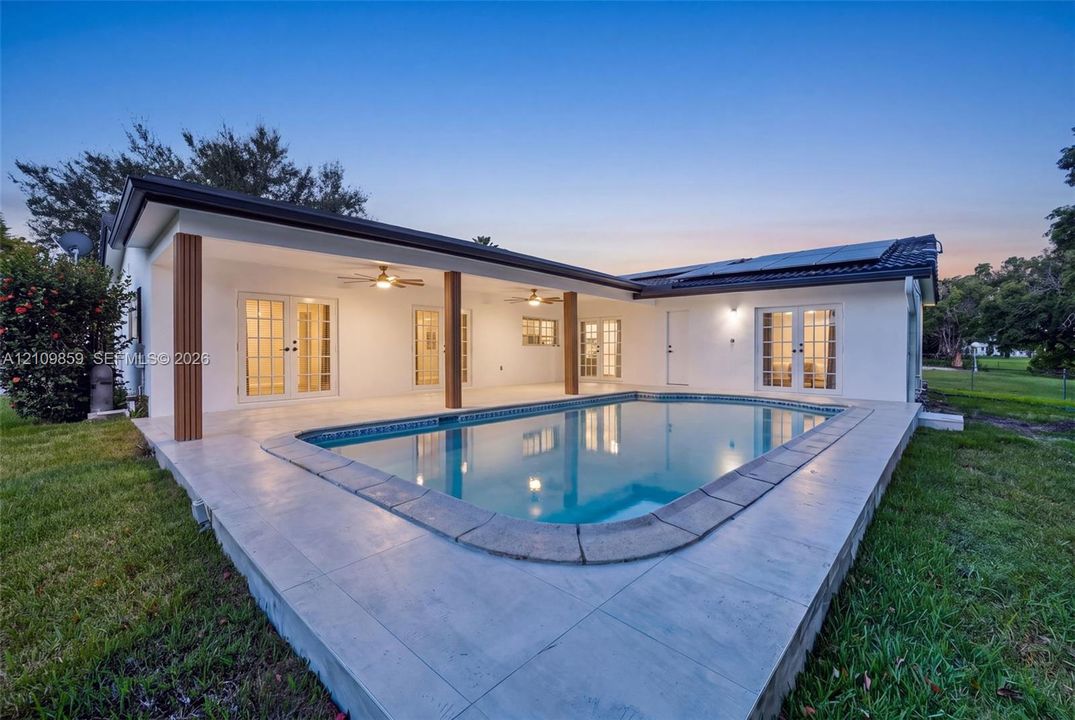 En Venta: $795,000 (4 camas, 3 baños, 1990 Pies cuadrados)