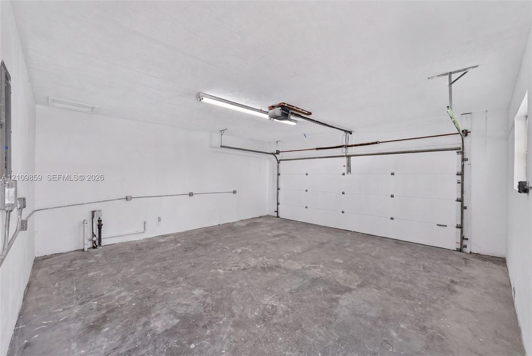 En Venta: $795,000 (4 camas, 3 baños, 1990 Pies cuadrados)