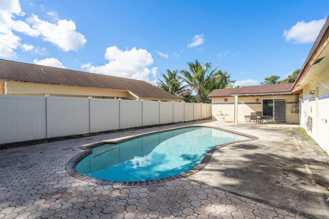 48-web-or-mls-7000NW49th-39