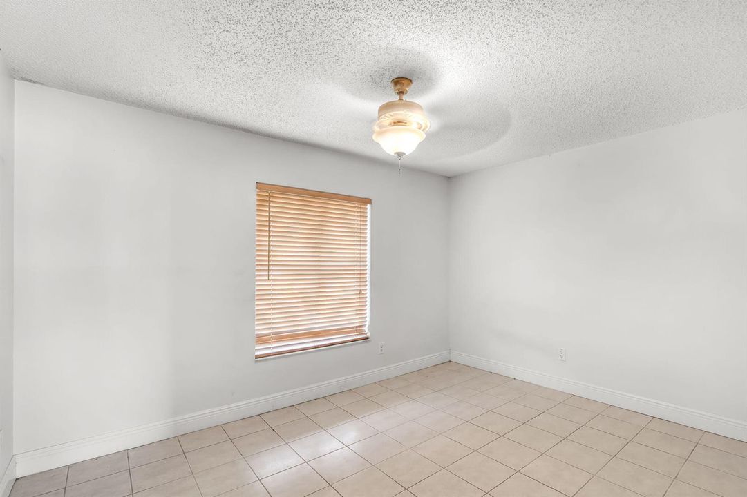 20-web-or-mls-7000NW49th-16