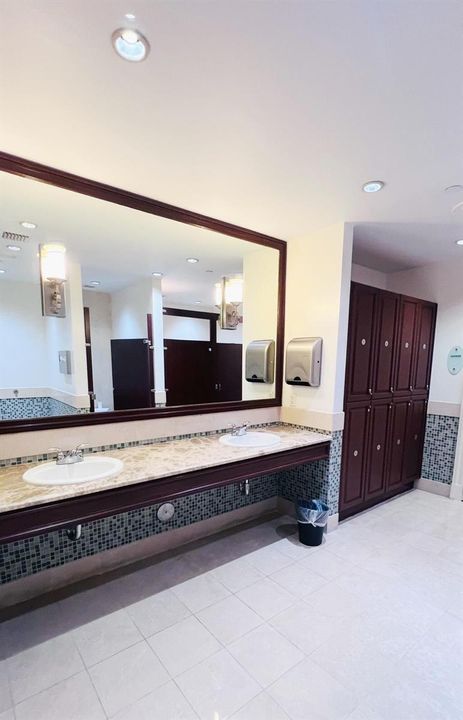 SHOWERS LOCKERS