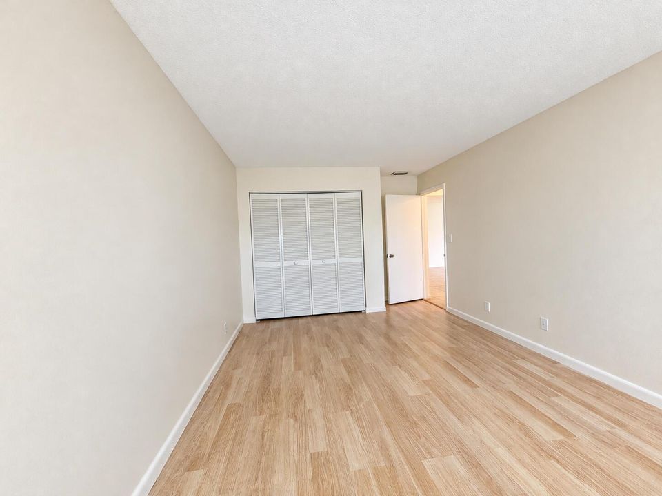 Guest_bedroom_opposite_view