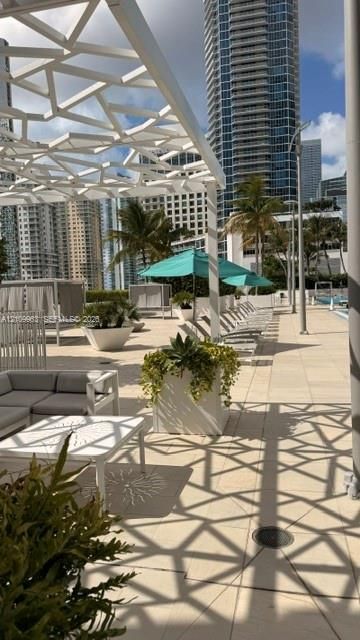 For Sale: $510,000 (1 beds, 1 baths, 704 Square Feet)