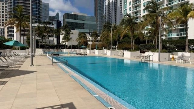 For Sale: $510,000 (1 beds, 1 baths, 704 Square Feet)