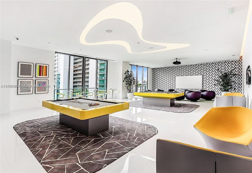 For Sale: $475,000 (1 beds, 1 baths, 746 Square Feet)