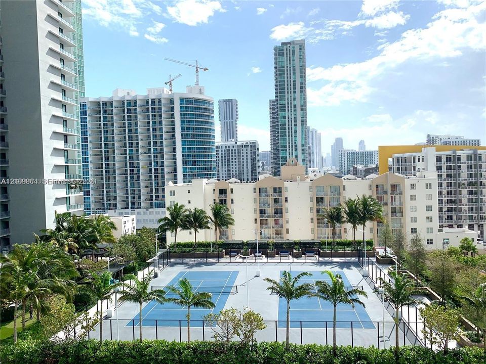 For Sale: $475,000 (1 beds, 1 baths, 746 Square Feet)