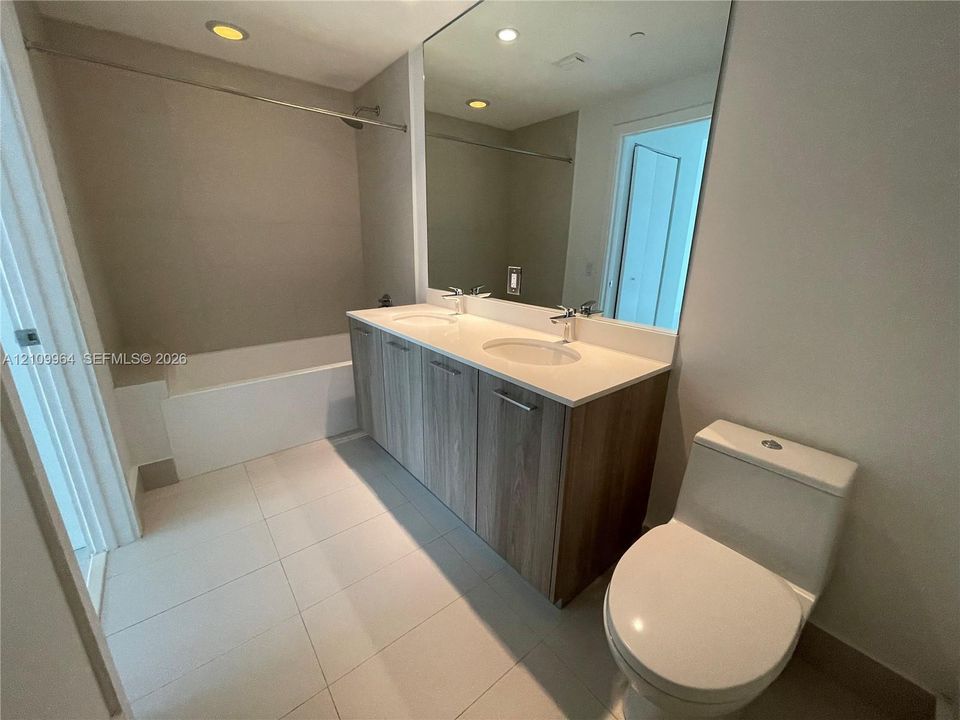 For Sale: $475,000 (1 beds, 1 baths, 746 Square Feet)