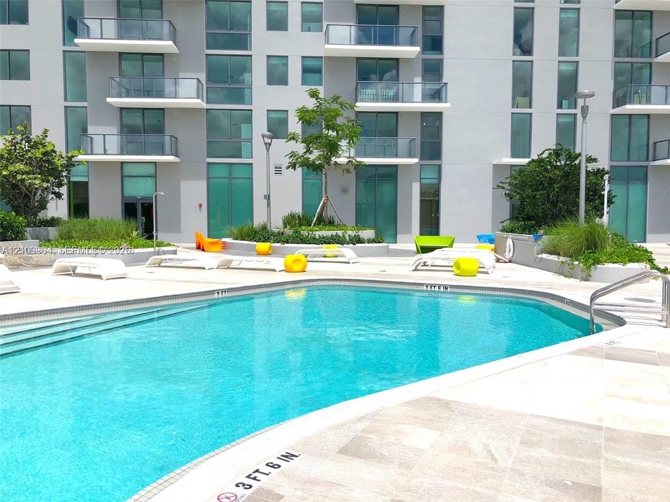 For Sale: $475,000 (1 beds, 1 baths, 746 Square Feet)