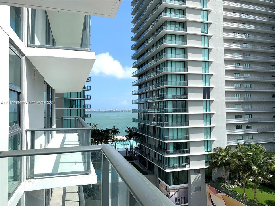 For Sale: $475,000 (1 beds, 1 baths, 746 Square Feet)