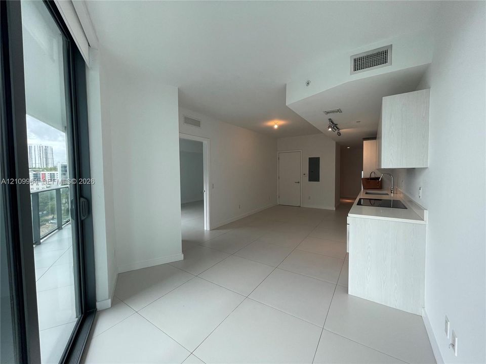 For Sale: $475,000 (1 beds, 1 baths, 746 Square Feet)