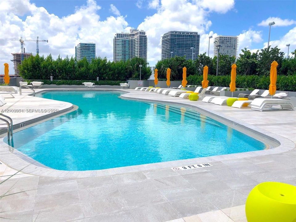 For Sale: $475,000 (1 beds, 1 baths, 746 Square Feet)