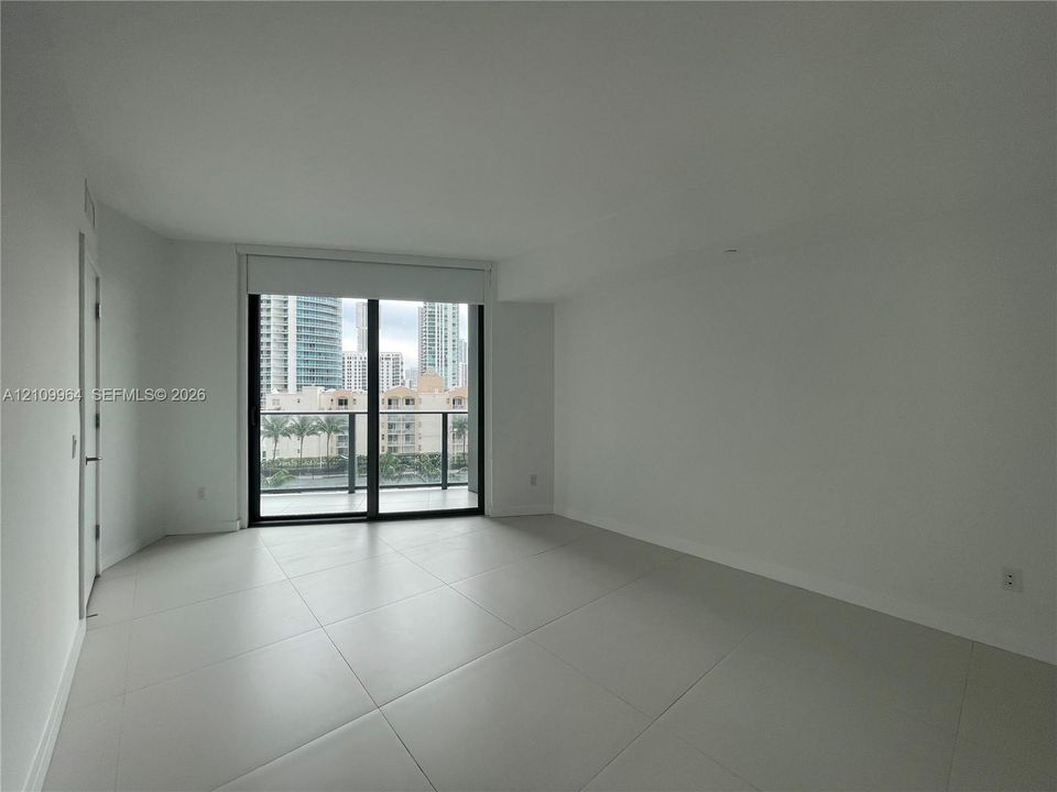For Sale: $475,000 (1 beds, 1 baths, 746 Square Feet)