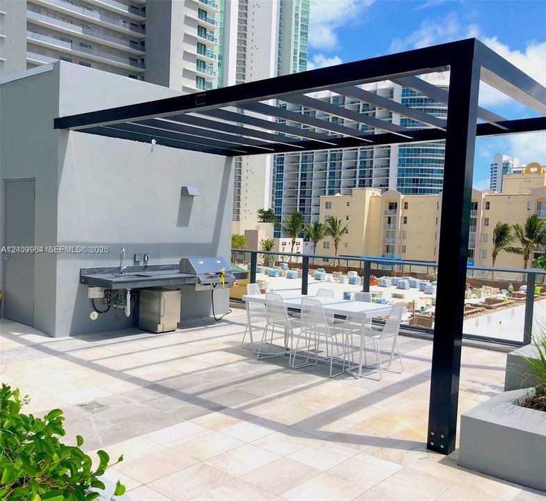 For Sale: $475,000 (1 beds, 1 baths, 746 Square Feet)