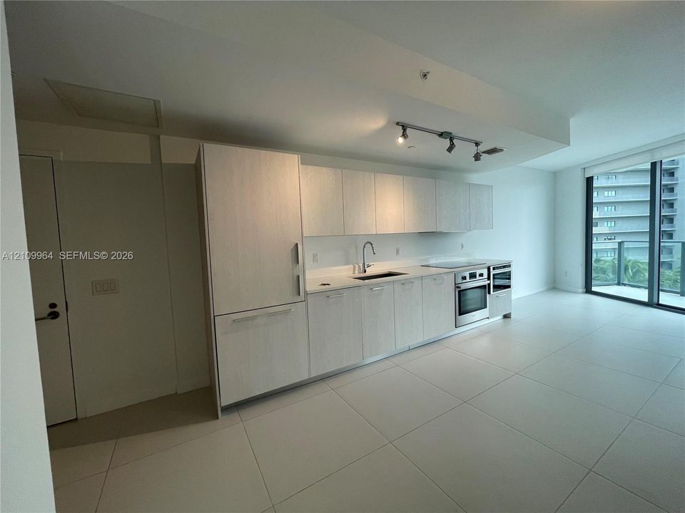 For Sale: $475,000 (1 beds, 1 baths, 746 Square Feet)