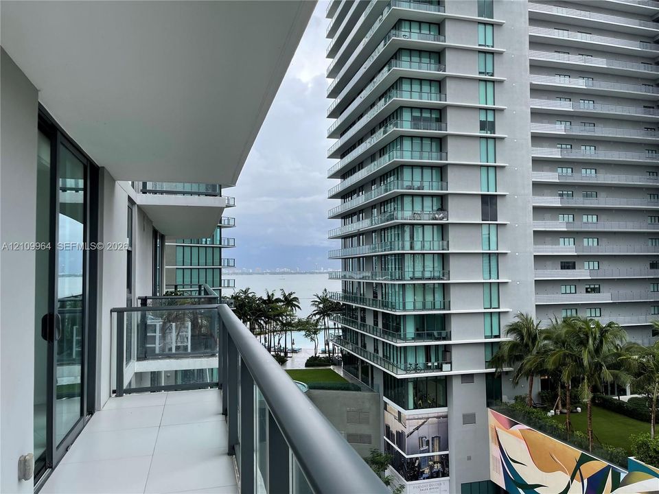For Sale: $475,000 (1 beds, 1 baths, 746 Square Feet)