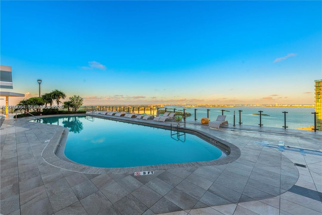 For Sale: $475,000 (1 beds, 1 baths, 746 Square Feet)