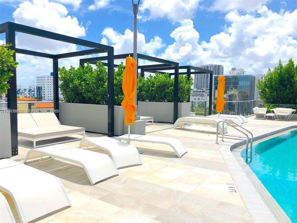 For Sale: $475,000 (1 beds, 1 baths, 746 Square Feet)