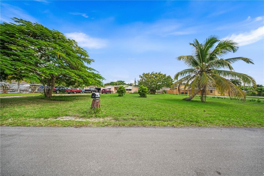 For Sale: $1,600,000 (0.10 acres)