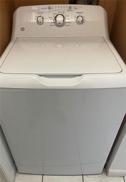 Top-load washing machine featuring a white enamel finish, multi-cycle control console, and rotary temperature settings