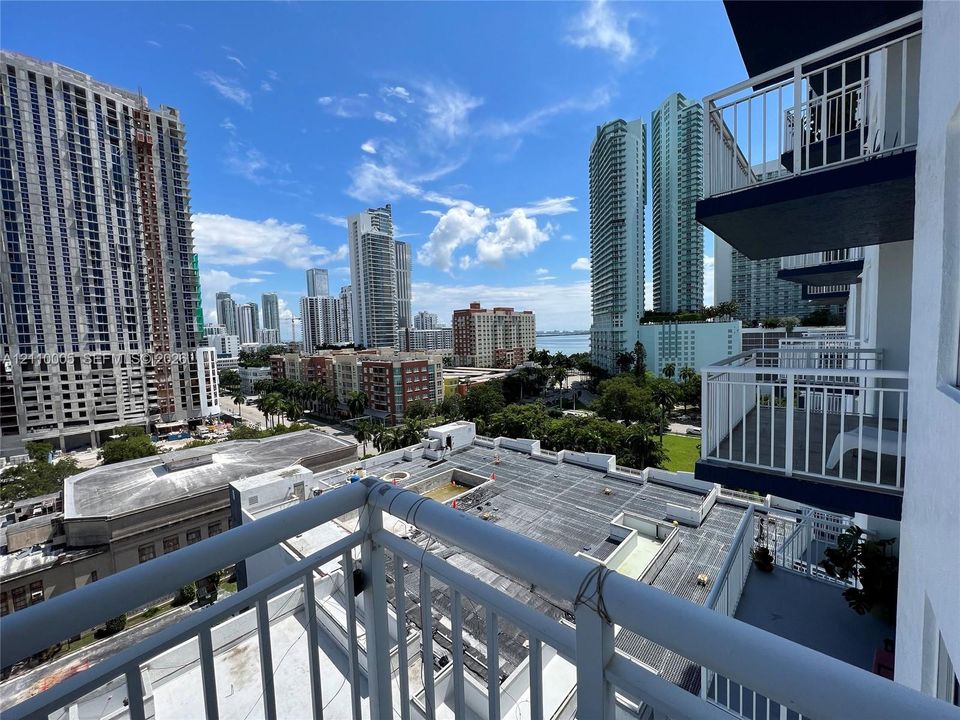 For Sale: $315,000 (1 beds, 1 baths, 734 Square Feet)