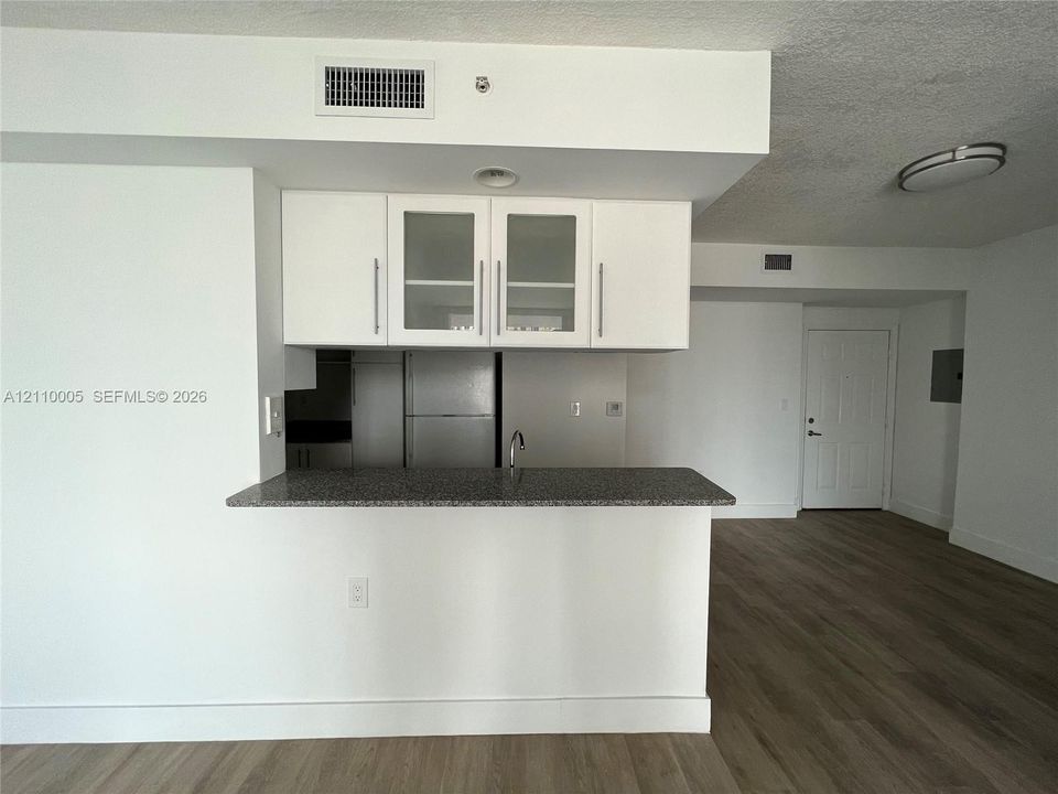 For Sale: $315,000 (1 beds, 1 baths, 734 Square Feet)