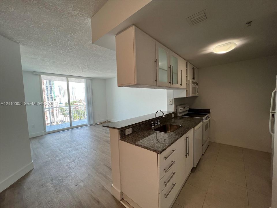 For Sale: $315,000 (1 beds, 1 baths, 734 Square Feet)