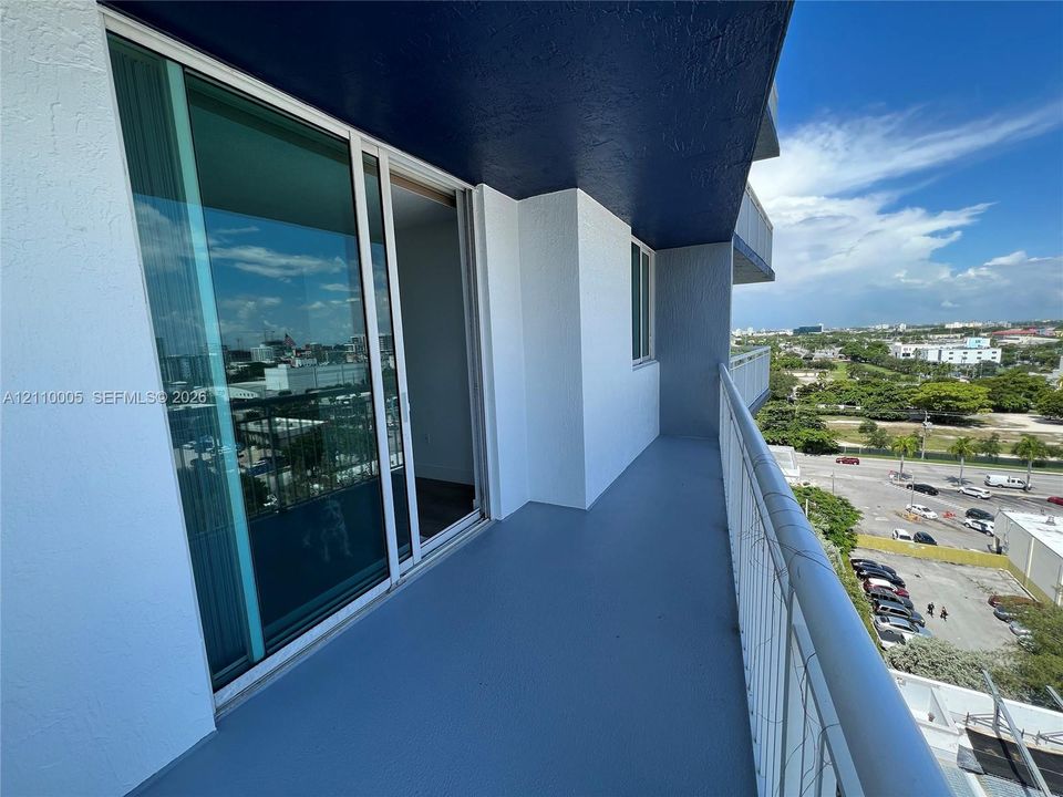For Sale: $315,000 (1 beds, 1 baths, 734 Square Feet)