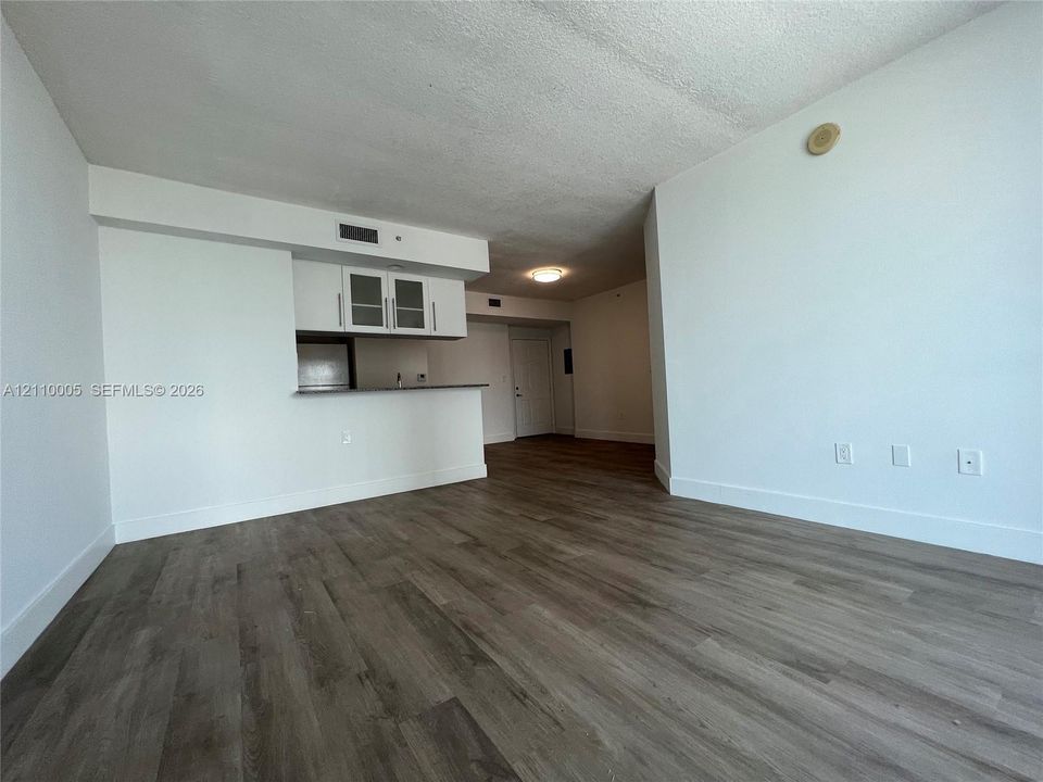 For Sale: $315,000 (1 beds, 1 baths, 734 Square Feet)