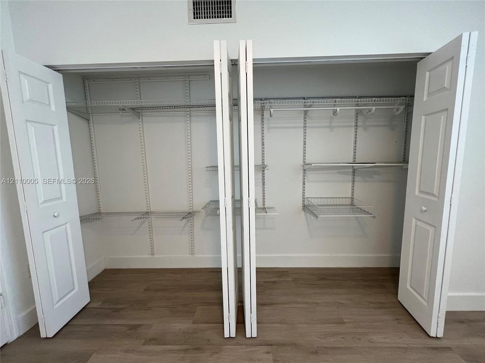 For Sale: $315,000 (1 beds, 1 baths, 734 Square Feet)