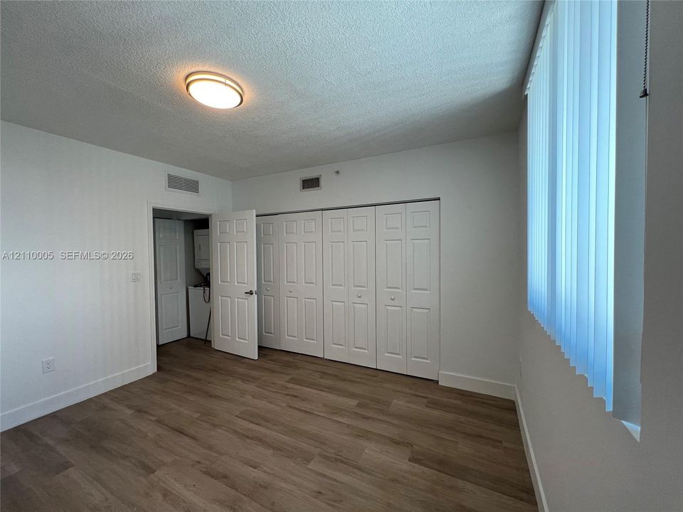 For Sale: $315,000 (1 beds, 1 baths, 734 Square Feet)