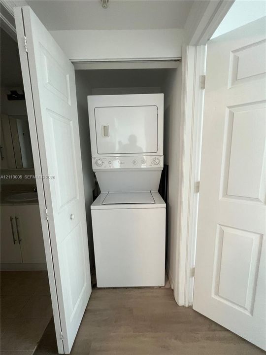For Sale: $315,000 (1 beds, 1 baths, 734 Square Feet)