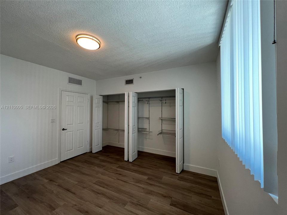 For Sale: $315,000 (1 beds, 1 baths, 734 Square Feet)