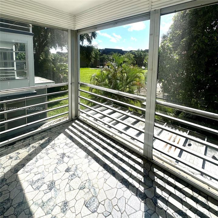For Sale: $175,000 (1 beds, 1 baths, 952 Square Feet)