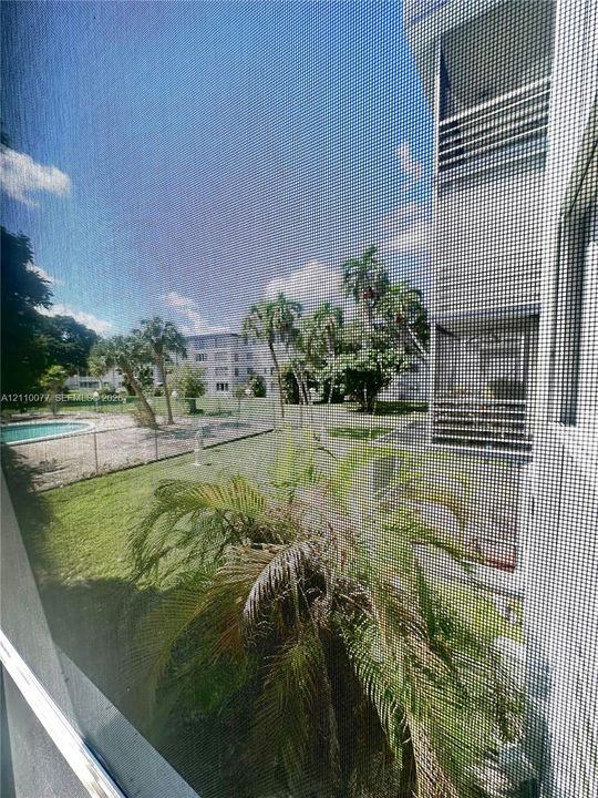 For Sale: $175,000 (1 beds, 1 baths, 952 Square Feet)