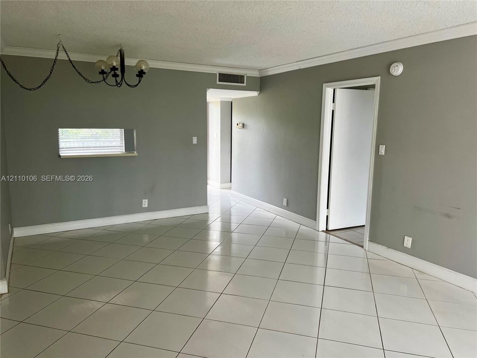 For Rent: $1,550 (1 beds, 1 baths, 721 Square Feet)