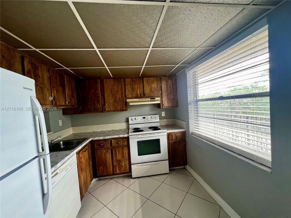 For Rent: $1,550 (1 beds, 1 baths, 721 Square Feet)