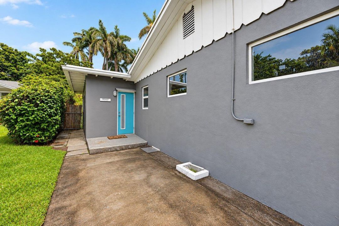 21-web-or-mls-Studio Entrance