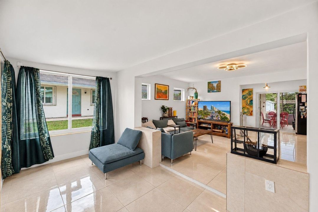 8-web-or-mls-Living room 1