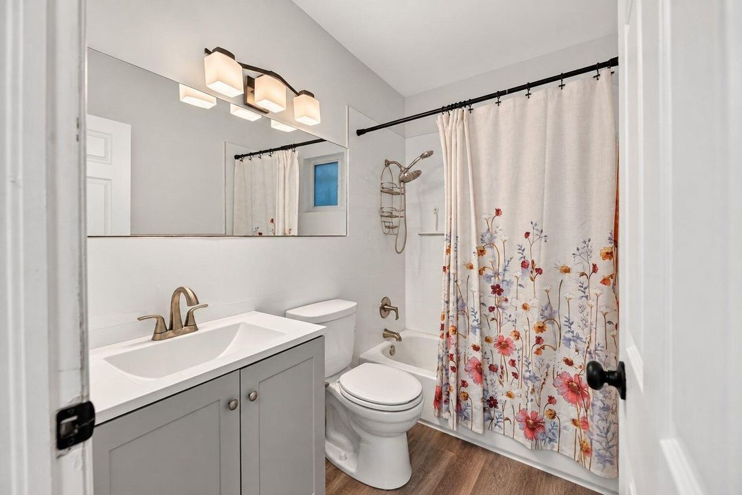 18-web-or-mls-Bathroom