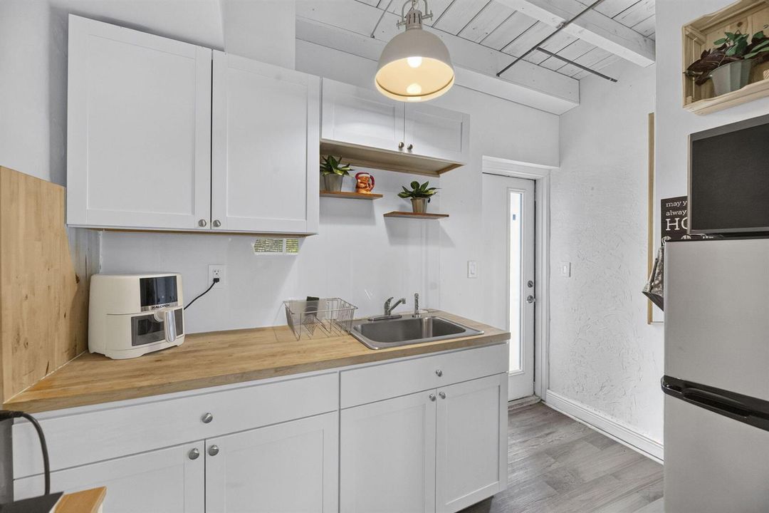 23-web-or-mls-Studio kitchen 2