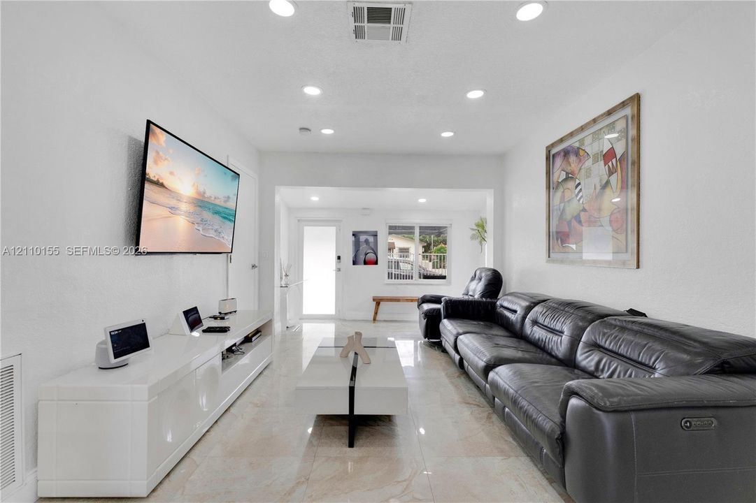 En Venta: $725,000 (4 camas, 3 baños, 1568 Pies cuadrados)