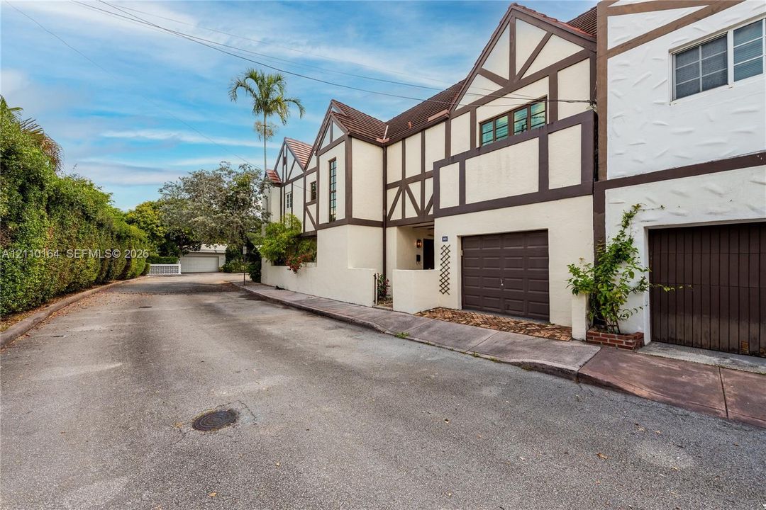 For Sale: $2,200,000 (3 beds, 2 baths, 2133 Square Feet)
