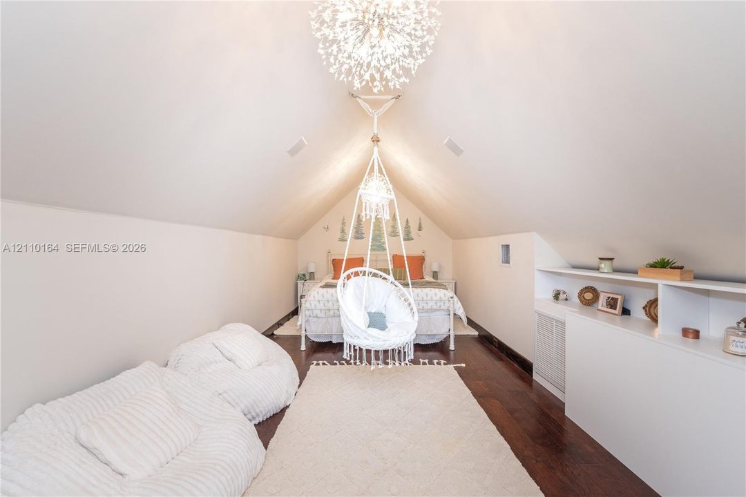 For Sale: $2,200,000 (3 beds, 2 baths, 2133 Square Feet)
