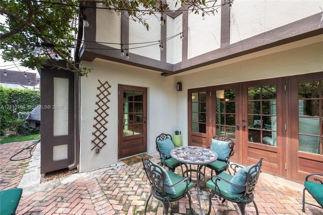 For Sale: $2,200,000 (3 beds, 2 baths, 2133 Square Feet)
