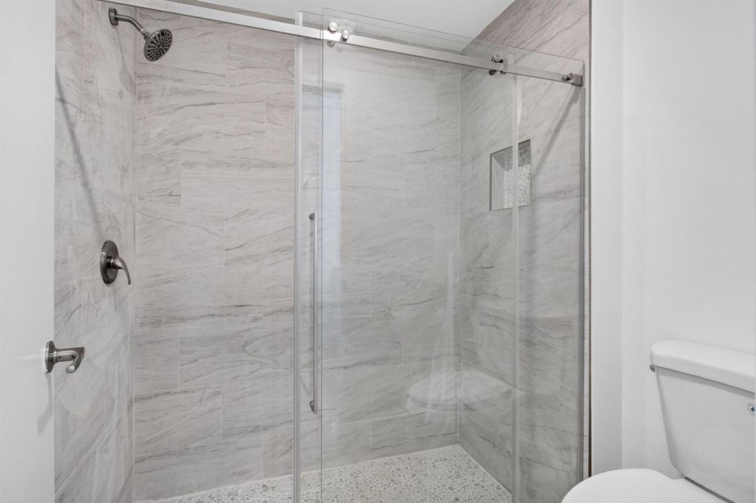10_Bath1_glass_shower