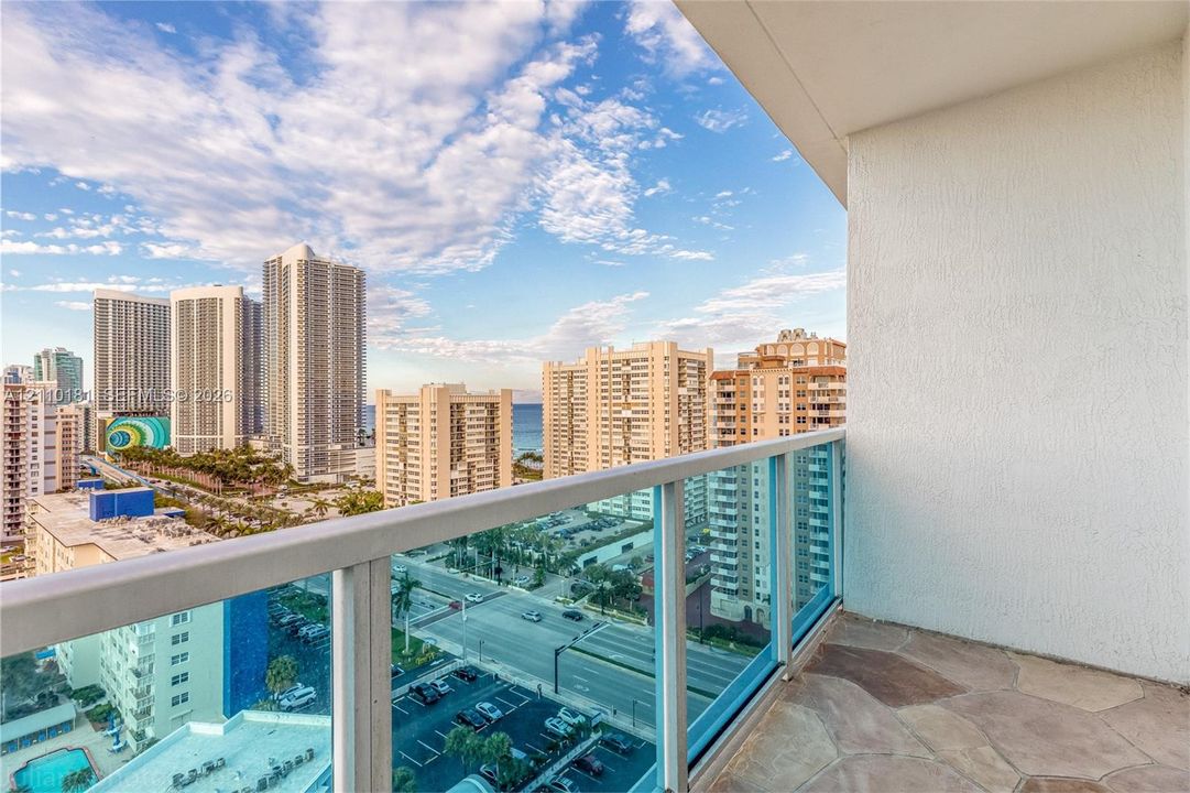 В аренду: $2,700 (1 спален, 1 ванн, 924 Квадратных фут)
